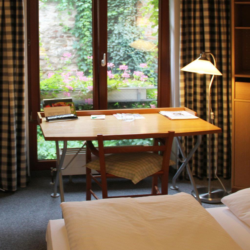 ホテル アグネスホフ ニュルンベルク 部屋 写真